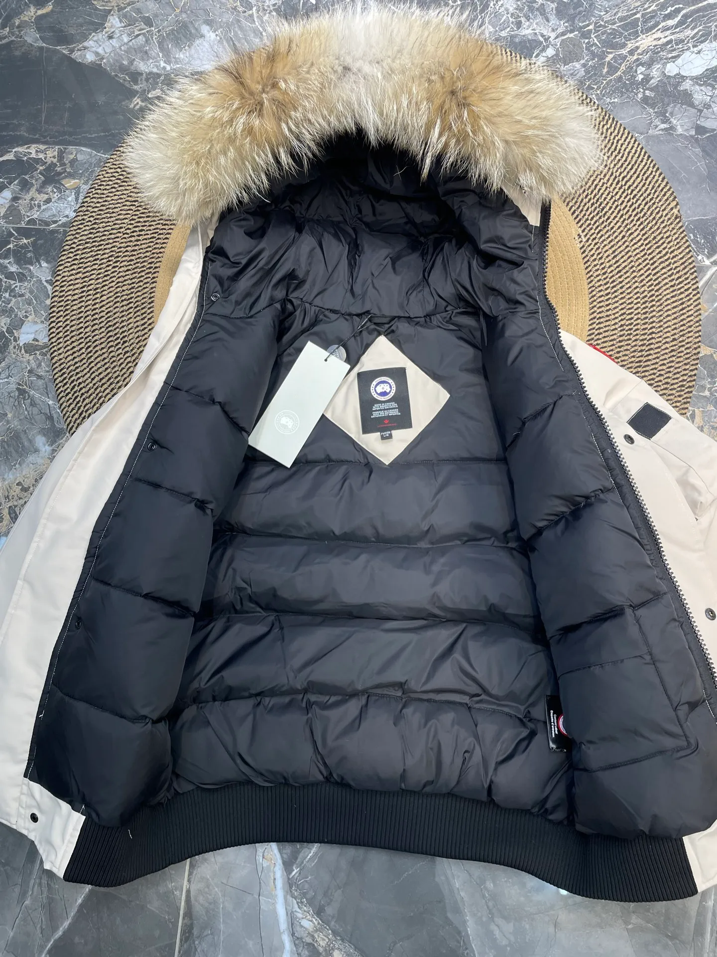 P780 high-end version Canada Goose Canada Goose #Chilliwack 7999M bomber jacket short down jacket/01 model #Men and Women Same Style# ➖ Genuine synchronous anti-counterfeiting chip sensor! ➖ Imported 21S polyester-cotton blended original fabric [last year’s 16S/18S hard fabrics have been completely eliminated, this year all use 21S genuine synchronous fabrics, the soft mid-strap feels delicate and textured], genuine synchronous Feather-Light 10D waterproof coating fabric, made of 84.5 polyester fiber and 15.5 cotton, 100% the best feel in the entire network! ➖ The genuine official website is synchronized with the national standard 80 white duck down, you can check the official website customer service, there will never be a series of misleading claims such as 90 down or goose down! ➖ Using the best nylon lining with double double-layer sealing design, velvet-proof No. 7 needle + grid-filled down ready-made garments, there is 100% no so-called velvet running! ➖ The cuffs are designed with thickened seamless threads, and the collar and pockets are lined with top-quality polar fleece to keep you warm and comfortable! ➖ Yoshida YKK provides original custom-made electroplated sliders. YKK two-way lockable zippers are tight and smooth and will not peel off paint! ➖ 3M composite guarantees that the Velcro is the same as the original, durable, and all accessories and hardware are custom-made! ➖ Imported BEHRINGER embroidery machine to customize the 10,000-needle embroidery logo, 98% of which can be reproduced to restore the original logo. You can check and compare on the official website! ➖ The fur collars are all made of large pieces of Western Canadian blue wolf hide, ensuring that each fur collar is 13-15cm wide!   Size:XS-XXL